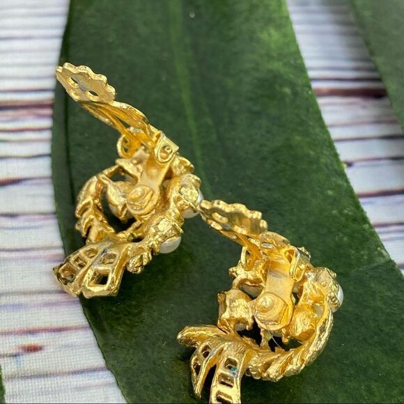 Vintage Faux Pearl Cluster Clip On Earrings - Picture 6 of 7